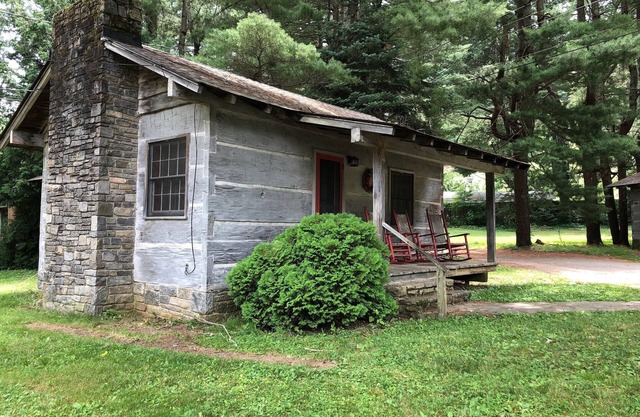 Cabin 1 - 1 Bedroom Cozy Cabin with Mountain View in Pioneer Village