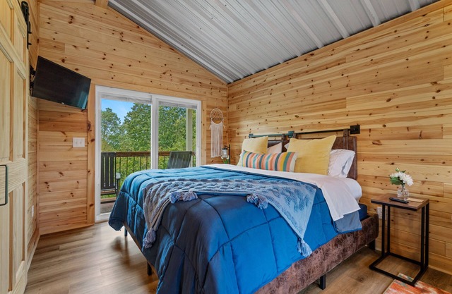 Cabin #1 @ Rock Creek Cabins! King Bed! 15 min. to Bathhouse Row! Pet Friendly!