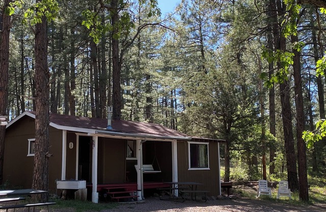 Cabin 1 - Sweetheart Deluxe Cabin - Two-room Cabin w/ Indoor Jacuzzi