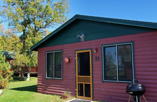 Cabin 11-The Fox Den at Sunset Pines Resort