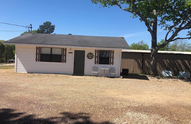 Cabin #118 LodgeForAllSeasons 1/2 mile-2 min drive to a marina & Clearwater Lake