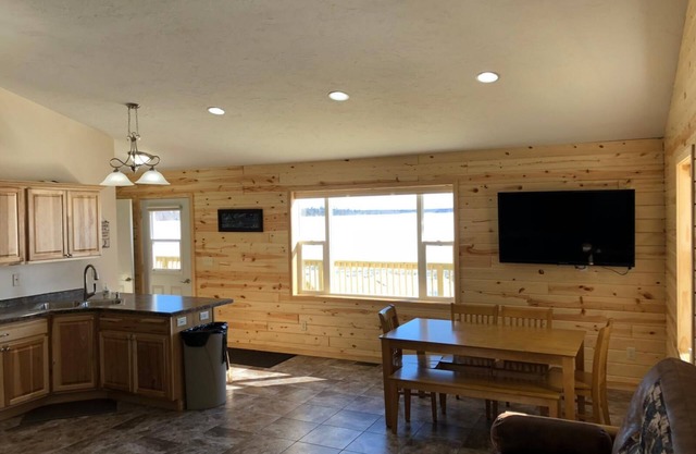 Cabin 12 Lakefront Family Resort