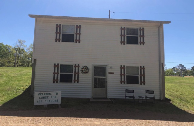 Cabin #121 LodgeForAllSeasons 1/2 mile-2 min drive to a marina & Clearwater Lake