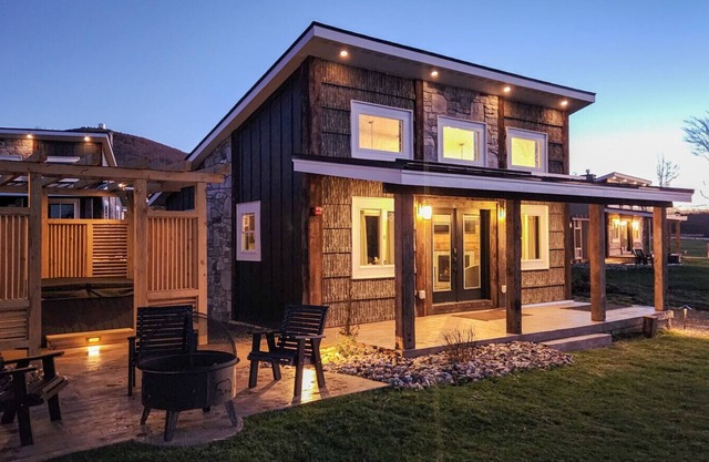 Cabin 15 One Bed Modern Luxury w Hot Tub