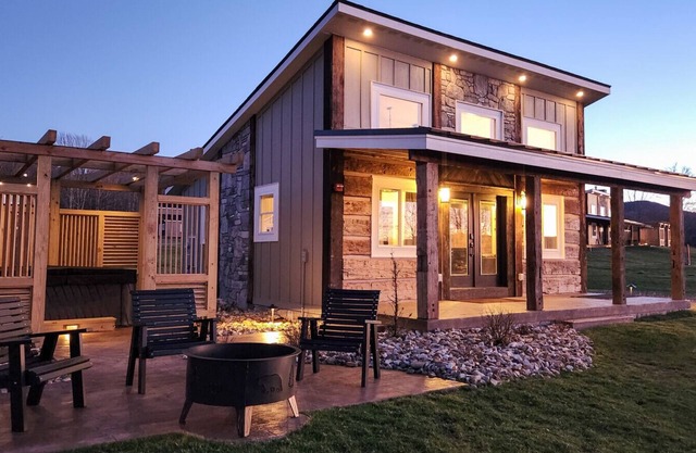 Cabin 16 One Bed Modern Luxury w Hot Tub