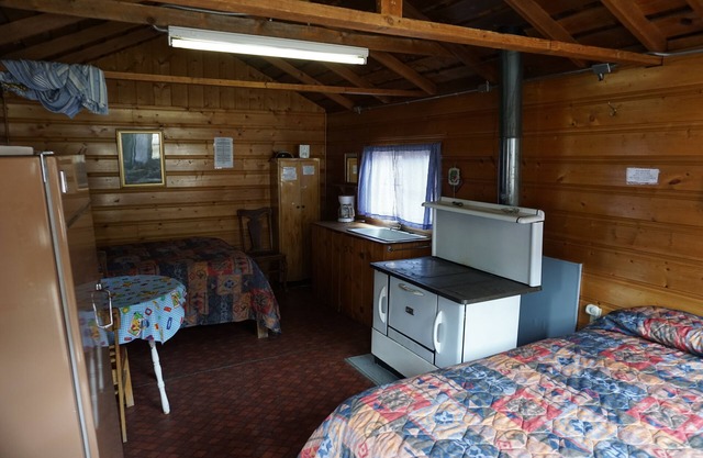 Cabin 2 at Sportsman’s Lodge *NOW WITH WIFI*, Rustic Cabin 2 at Sportsman's Lodge