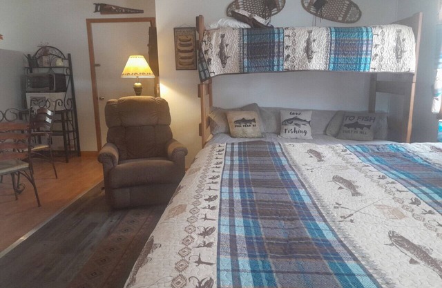 Cabin 2 - Unit 3 sleeps 5 people
