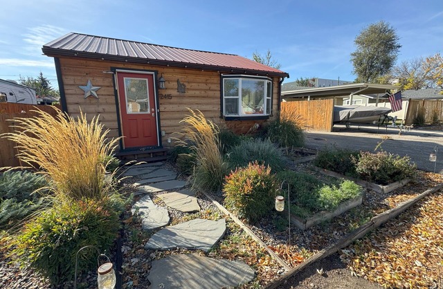 Cabin 2BR / 2BA home, 3 min to airport, downtown, and BSU. Long stays available.