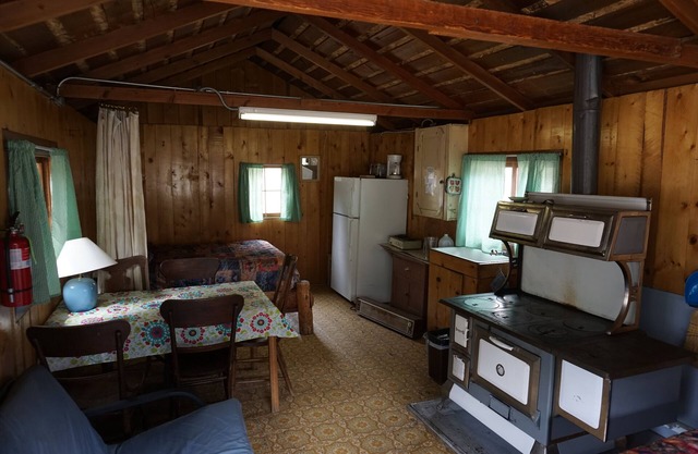 Cabin 3 at Sportsman’s Lodge *NOW WITH WIFI*, Rustic Cabin 3 at Sportsman's Lodge