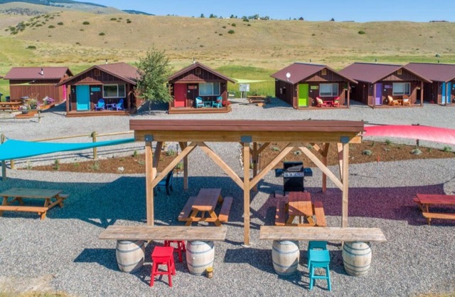 Kleine Hütten in der Nähe von Yellowstone