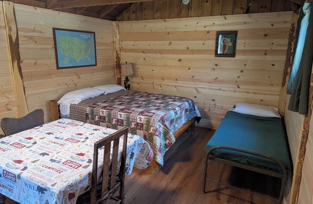 Cabin 4 at Sportsman’s Lodge, Rustic Cabin 4 at Sportsman's Lodge