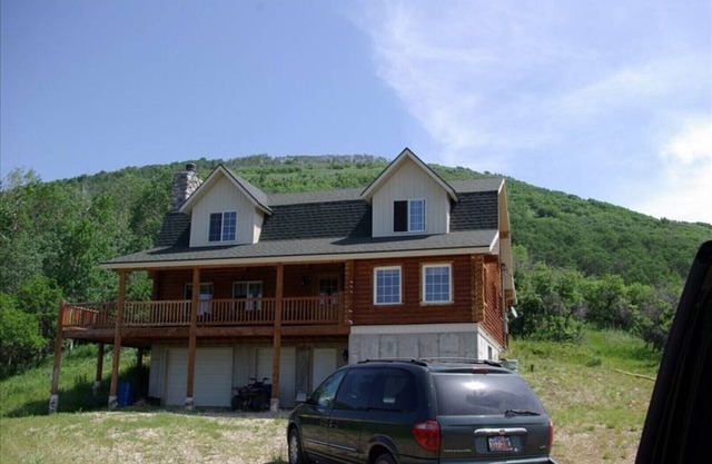 Cabin, 4 Bedrooms + Loft, 4.5 Baths, (Sleeps 8-12) Mountain views with trails