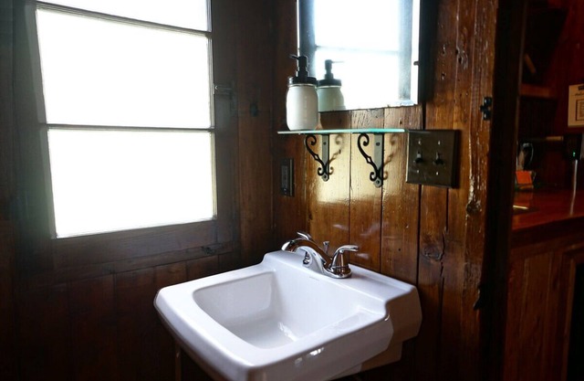 Cabin #4 - Gone Fishin'