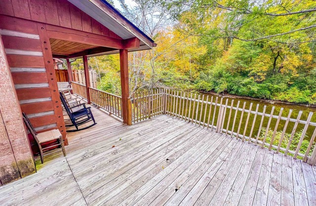 Cabin 4 - Riverfront w/ Hot Tub & Gas Fireplace! NO HOT TUB AFTER AUGUST 1st
