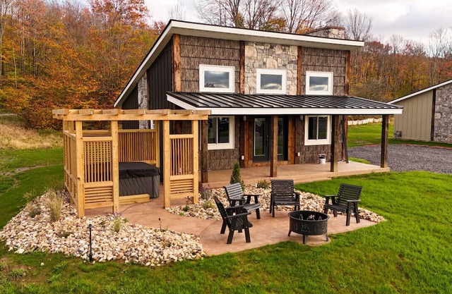 Cabin 4 Two Bed Modern Luxury w Hot Tub