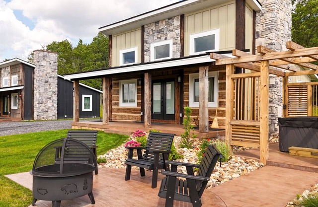 Cabin 4 Two Bed Modern Luxury w Hot Tub