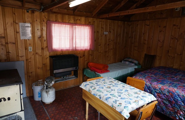 Cabin 5 at Sportsman’s Lodge *NOW WITH WIFI*, Rustic Cabin 5 at Sportsman's Lodge