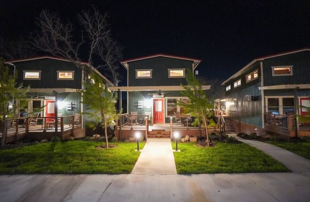 Cozy Modern Lux Cabin, Hot Tub, FirePit, Games