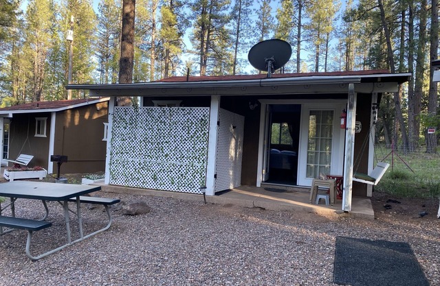 Cabin 5 – Wolf Den Family Cabin - Multiple Beds, Fireplace and Outdoor Jacuzzi