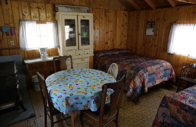 Cabin 6 at Sportsman’s Lodge *NOW WITH WIFI*, Rustic Cabin 6 at Sportsman's Lodge