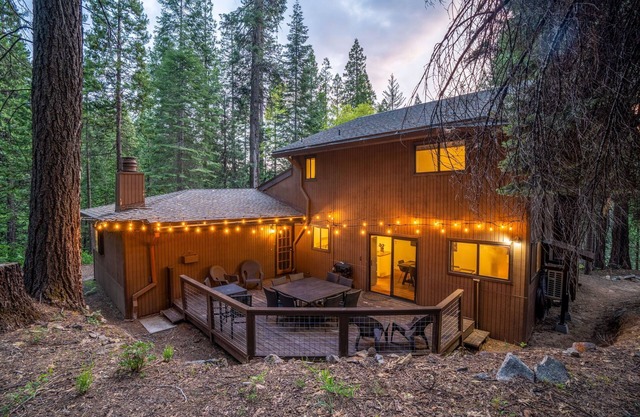 Cabin 7 Miles to Yosemite with Fast EV, Projector, King Beds