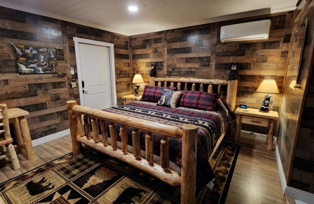 Modern & Rustic Apt Across from National Park!