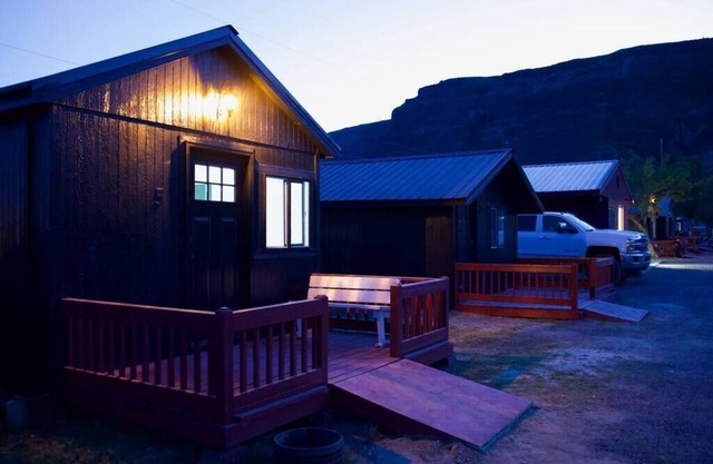 Cabin at Blue Lake in Central Washington (Cabin 3)