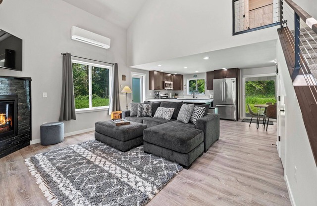 Cabin at Rainier: New-AC-WiFi-Lg. Yard