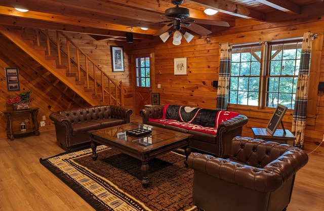 Cabin Bliss - Just 1 Mile from Lake Lanier / 5 Acre / 5 BR with Hot tub