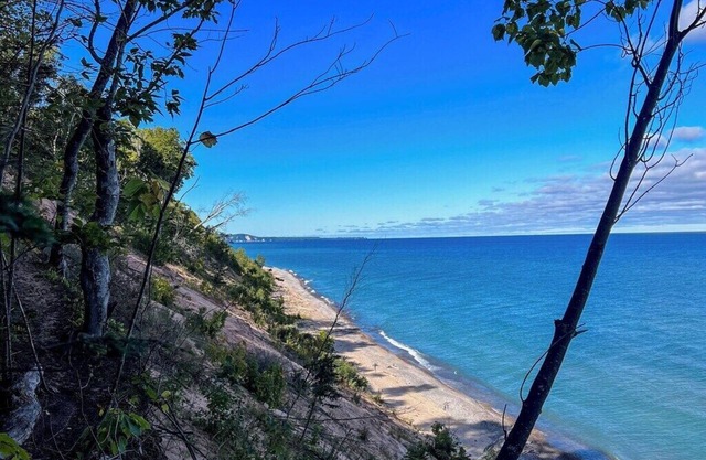 Cabin & bunkhouse on M-77 close to town Grand Marais, heated garage, parking