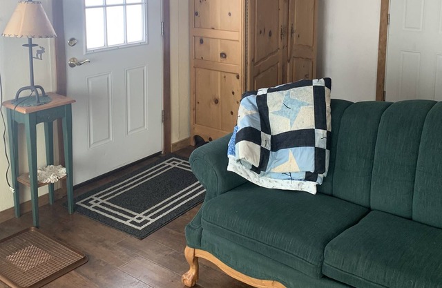 Cabin Bunkhouse on rural country ranch. Private quiet setting.