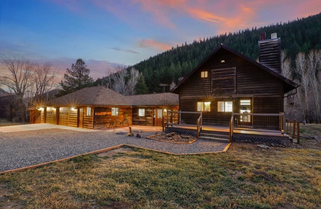 Cabin by North Clear Creek. Private Hot Tub. Pets Welcome.
