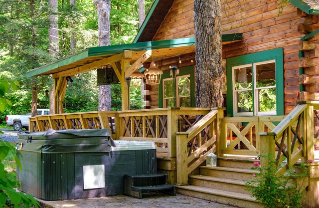 Cabin By The Creek! Inground Pool! Spa!