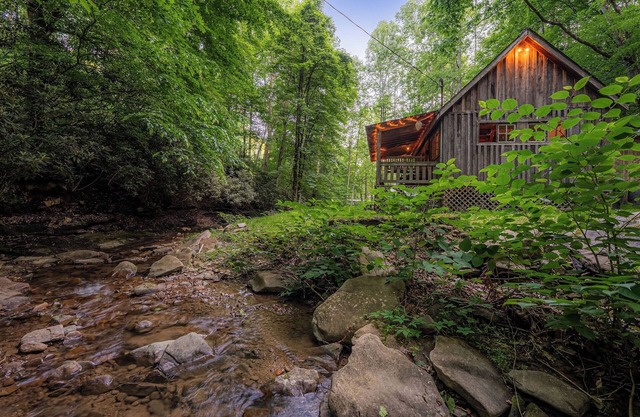 Cabin by The Creek Located Minutes From New River Gorge National Park