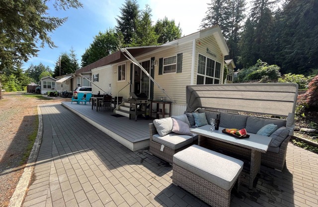 Cabin by the Cultus lake in gated Holiday Resort
