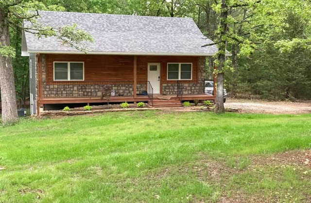 Cabin Comfort, Lake and Marina Nearby 1 mile!