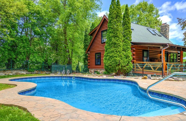 Cabin Cove ~ Theater, Heated Pool, River View