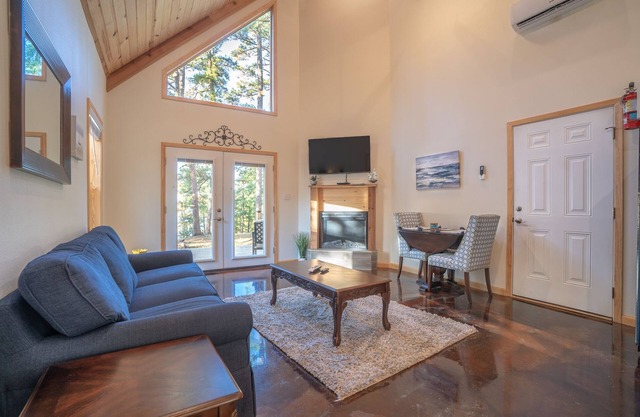 Cabin D at Safe Harbor Brady Mountain on Lake Ouachita!