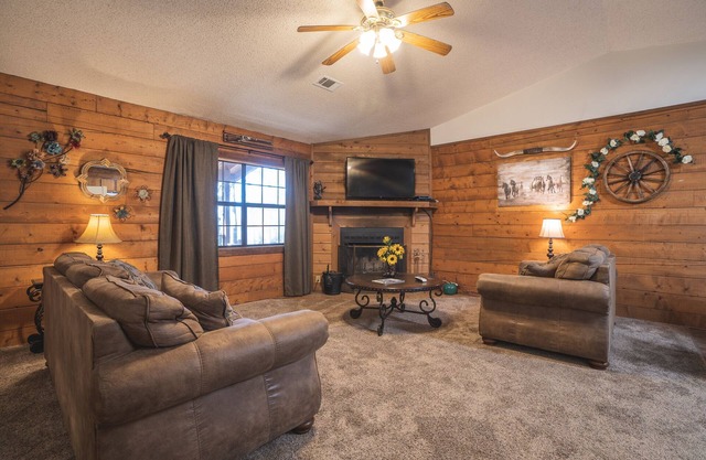 Cabin F at Safe Harbor Brady Mountain on Lake Ouachita!