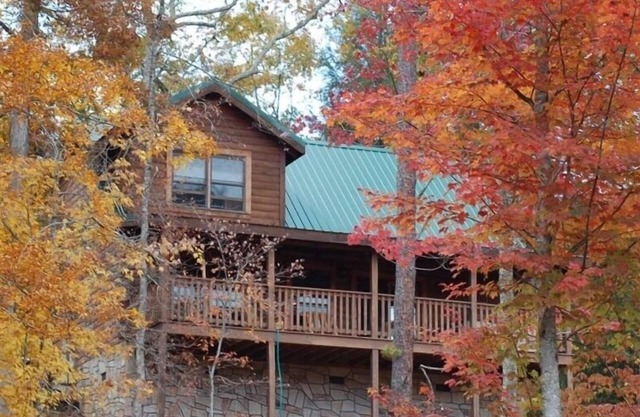 Cabin Fever ~ Pet friendly ~ befindet sich in der Gemeinde Black Bear Falls ~ Gatlinburg TN