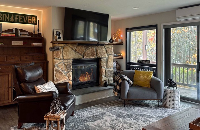 Cabin Fever Too Cozy & Picturesque Gem with Mountain Views
