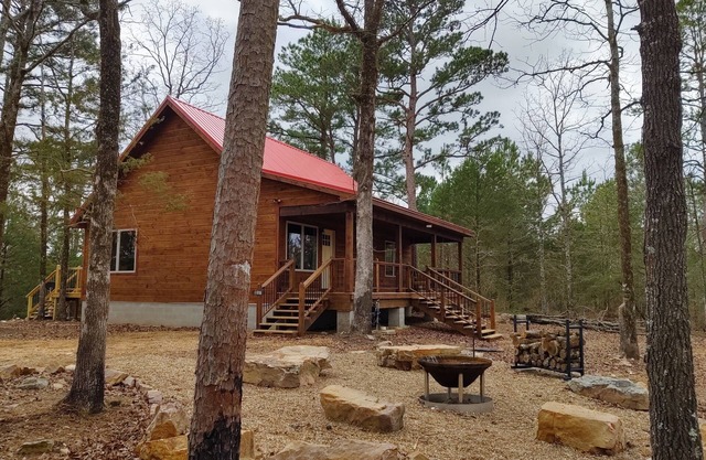 Cabin (First One There) ist eine ruhige und friedliche Unterkunft am De Queen Lake