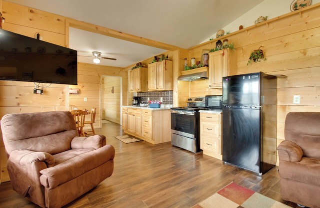 Cabin Getaway in Mountain View w/ Porch + Grill