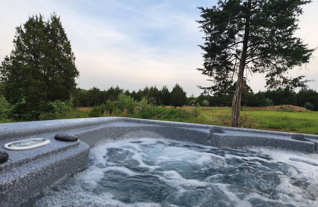 Cabin getaway with hot tub(cabin 3)