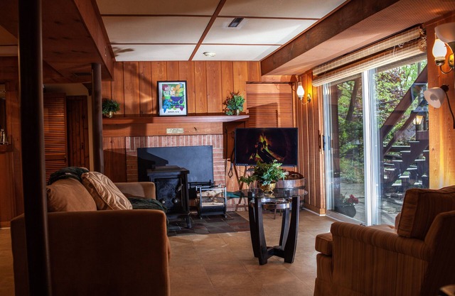 Cabin: Hot Tub, Grill, Lake, Wineries & Near Hershey Park, Family & Dog Friendly