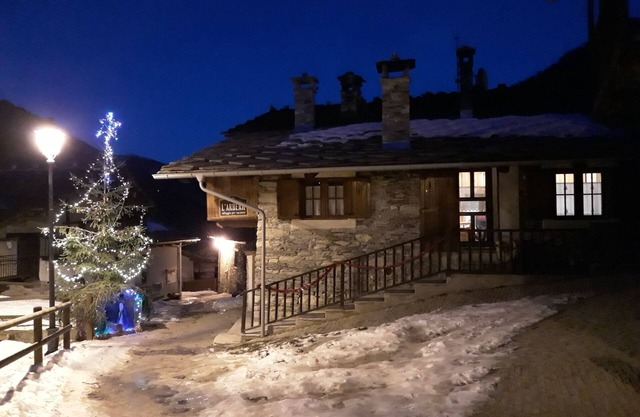 Hütte in charakteristischem Bergdorf