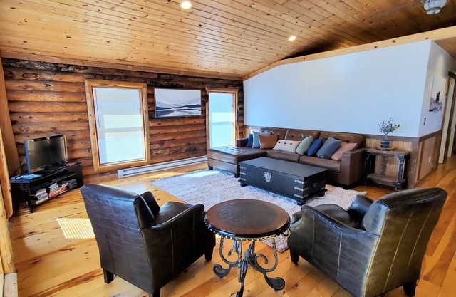 CABIN IN DUCHESNE, overlooking Starvation Reservoir, 2 Bed,1 Bath.