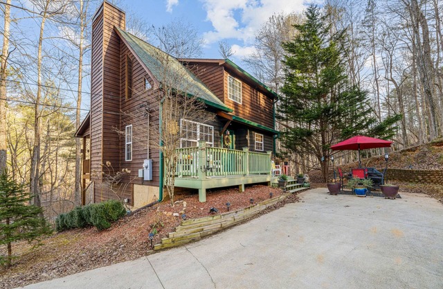 Creeksong | Cabin in Ellijay with fireplaces, pools, tennis, gym, rec center, AC