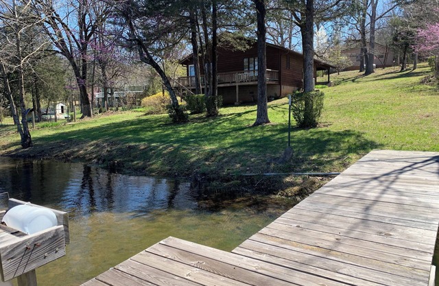 Cabin in Hardy on Kiwanie Lake with fishing boat & kayak, near Spring River