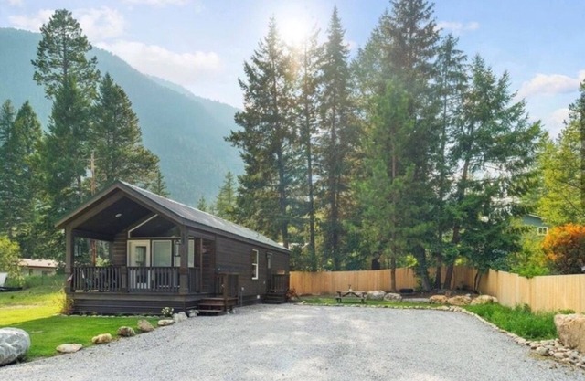Cabin in Hungry Horse; 10 Miles From Glacier Park West Entrance